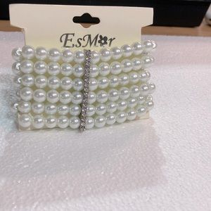 Fashion bracelet with beautiful plate of diamonds going down the middle.